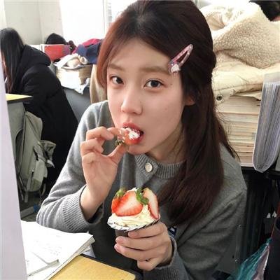 大叔在左，奶狗在右